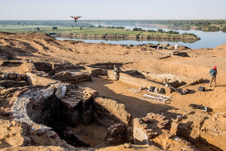 De schacht die is uitgegraven om de kathedraal te bereiken aan de oever van de  Nijl in het noorden van Soedan.  Beeld PCMA UW, Mateusz Reklajtis