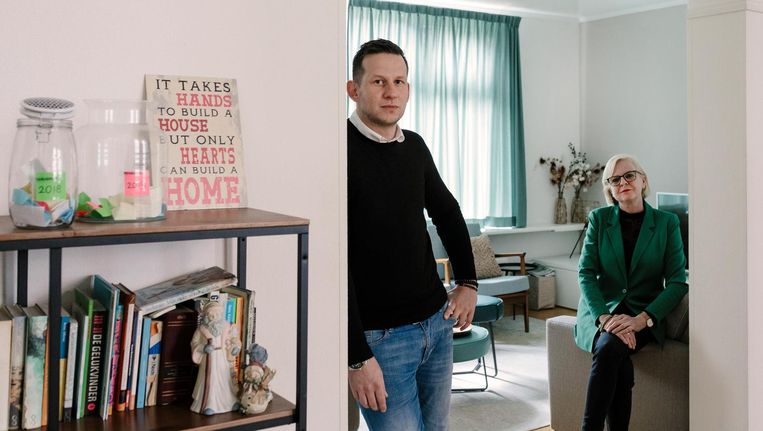 Ruth Schipper en Tom Jordan van een nieuw opgezet opvanghuis in Amsterdam West voor slachtoffers van loverboys. Beeld Marc Driessen