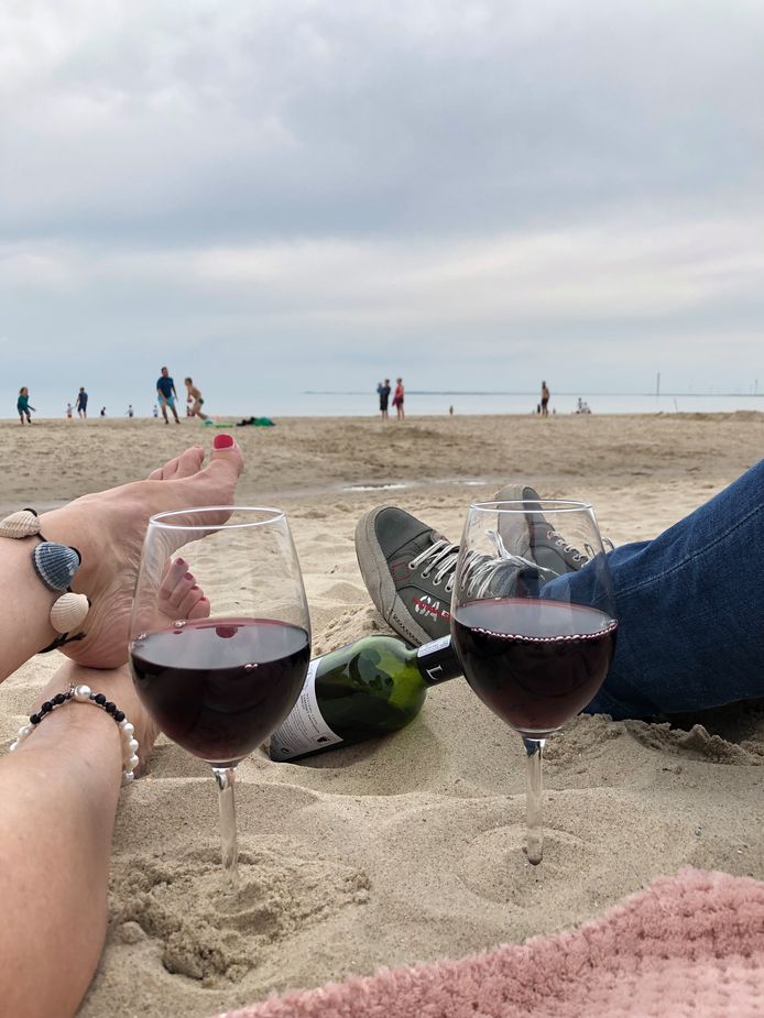 Na een zelfgemaakt stranddiner is het met een lekkere fles wijn genieten van een heerlijke zomeravond.