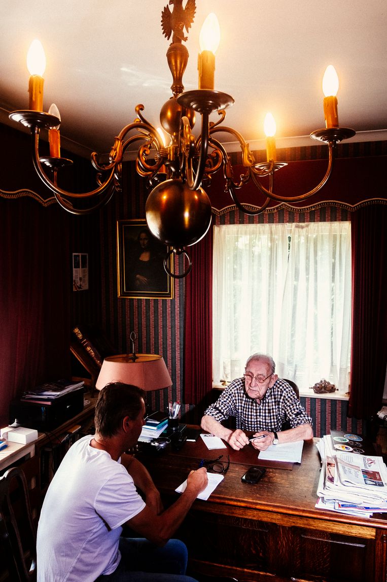 Jozef Craeninckx, de laatste overlevende van het drama van Meensel-Kiezegem, in gesprek met journalist Douglas De Coninck. Beeld Stefaan Temmerman