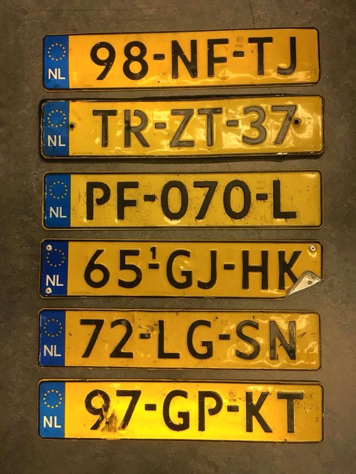 De brandweer vond tijdens de hoosbuien van 29 mei zes kentekenplaten.