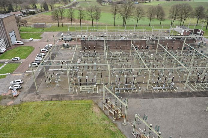 Het hoogspanningsnet in Tilburg. Volgens Enexis begon de storing door kortsluiting, maar de oorzaak daarvan wordt nog onderzocht.