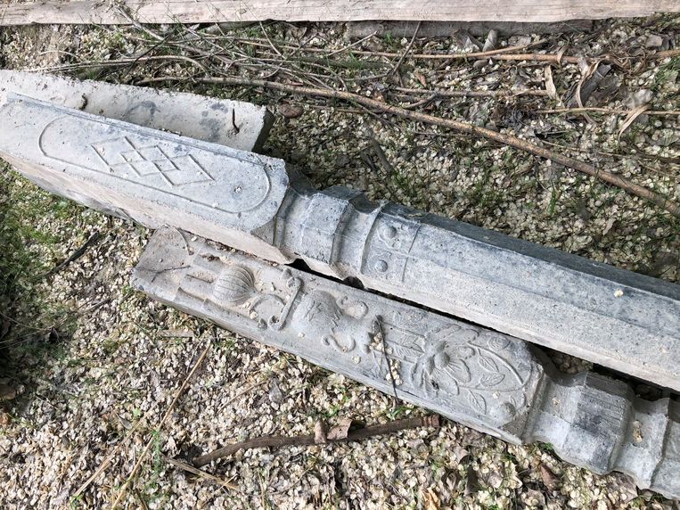 Tussen het puin van het gesloopte gebedshuis in Moyin Guze liggen nog enkele mooi gedecoreerde zuilen. Beeld Leen Vervaeke