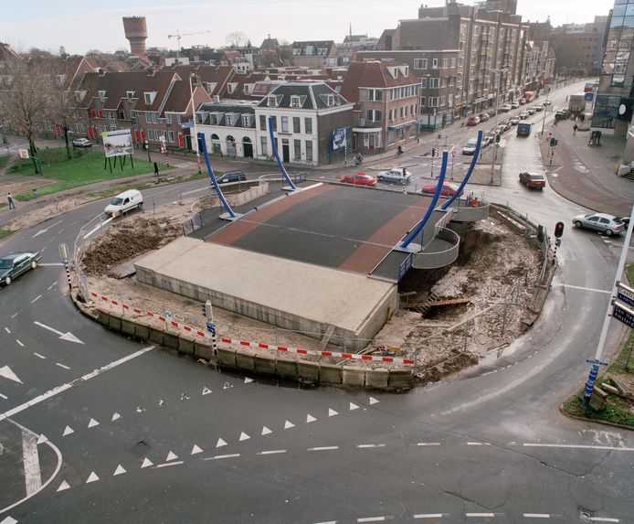 Monicabrug midden op het verkeersplein in 1999.