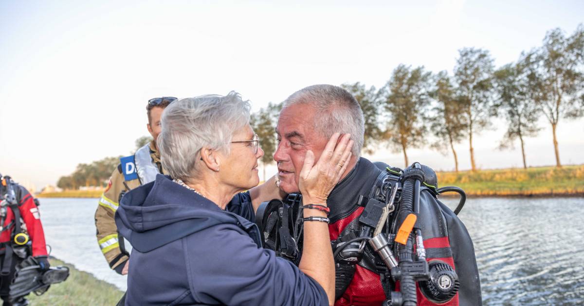 Collega’s foppen brandweerduiker John (65), die zijn duikpak na 38 jaar aan de wilgen hangt