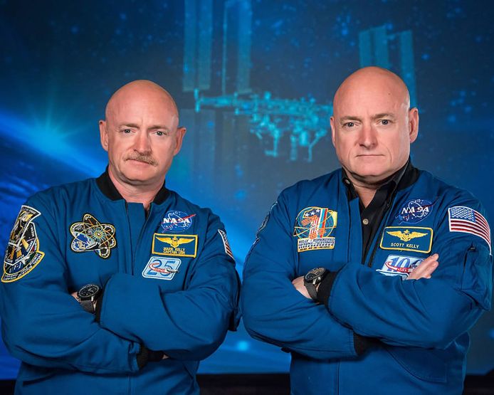 Mark Kelly (links) en zijn broer Scott Kelly (rechts) zijn beide ex-astronauten.