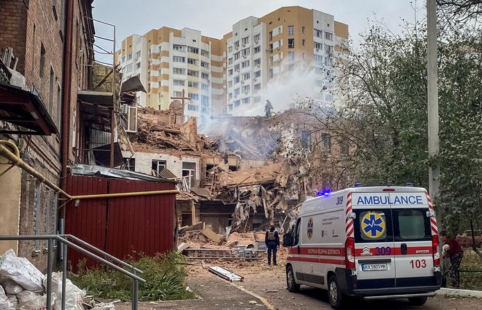 Beelden na de raketaanval op woongebouwen in Charkiv, waar het 10-jarige jongetje stierf.
