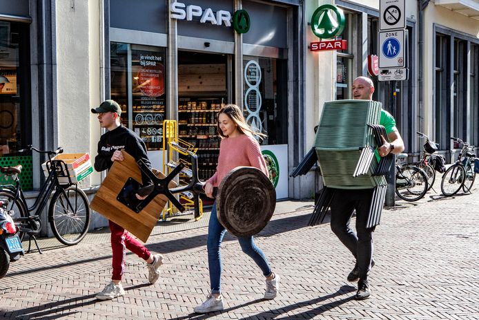 Weronika Kubica, Raf Hulscher en Hans Buitenhuis zijn terrasmeubilair aan het sjouwen. Alle terrassen van de Deventer binnenstad moeten opgeslagen worden. De Spar-eigenaar biedt uitkomst: hij heeft een grote kelder.