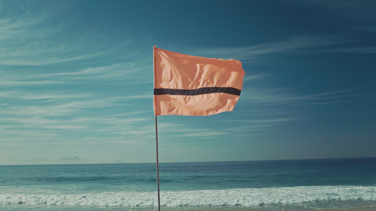 De 'Refugee Nations Flag' van kunstenares Yara Said is geïnspireerd op de zwemvesten die veel bootvluchtelingen dragen. Beeld rv