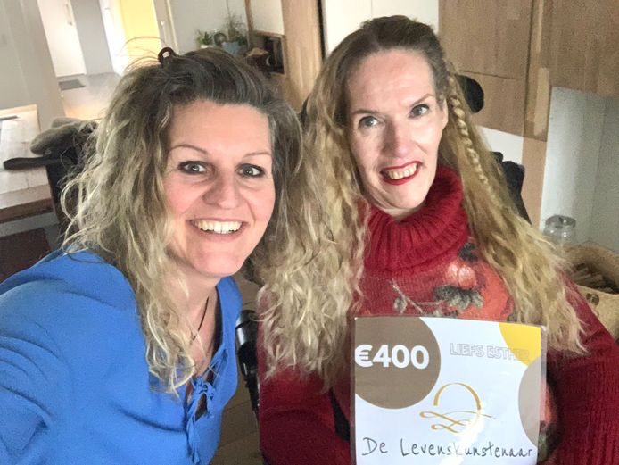 Esther Ardon uit Noordijk schenkt 400 euro aan Annet Fokkinga uit Almelo. Het bedrag is bedoeld voor een rolstoelbus voor de Almelose, die een slopende spierziekte heeft