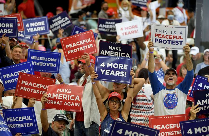 Geen afstand en geen mondkapjes bij veel van de aanwezigen in het publiek tijdens de verkiezingsrally van Trump in Henderson. (13/09/2020)