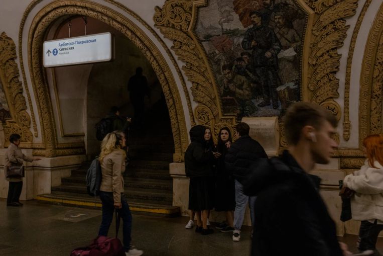 Stazione della metropolitana di Mosca, la maggior parte dei passeggeri oggi sono donne.  foto del New York Times