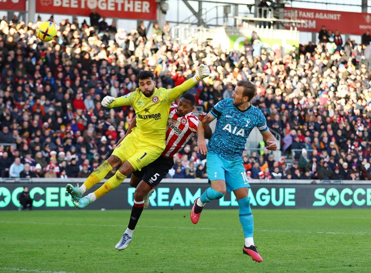 Spurs-kapitein Harry Kane (rechts) sleept nog een gelijkspel uit de brand tegen Brentford. Beeld Action Images via Reuters