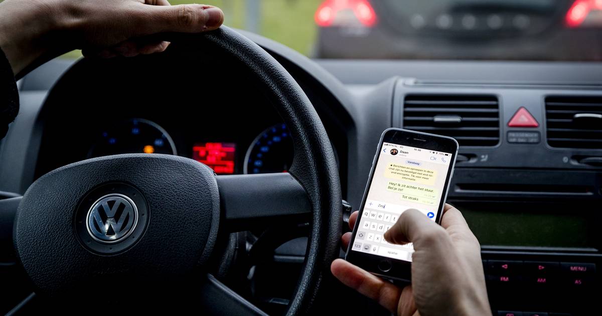 Man (59) krijgt wéér boete voor gebruik telefoon in de auto ‘Ik moest een foto maken van mijn