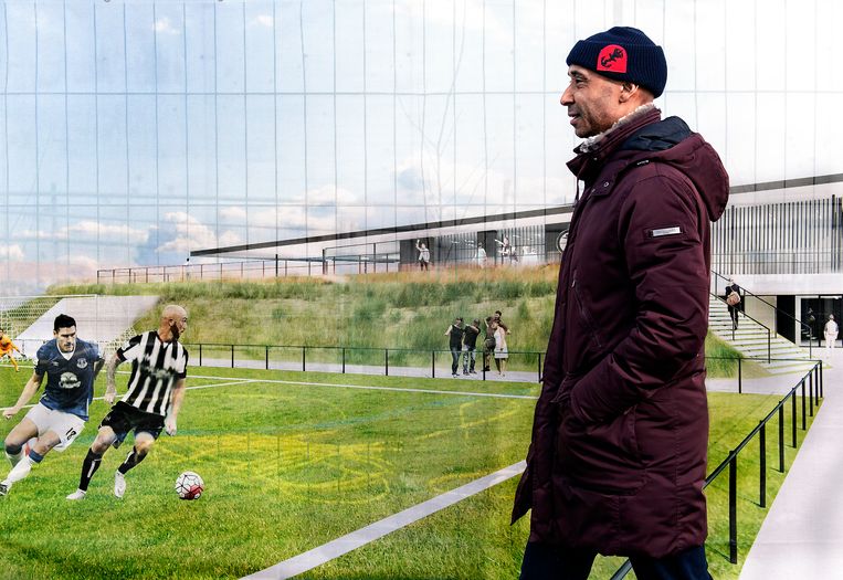 Voormalig assistent-scheidsrechter Nikki Seibert in een doek op de bouwplaats bij SJC Noordwijk, waar hij altijd heeft getraind.  Standbeeld van Klass Jan van der Weig / de Volkskrant