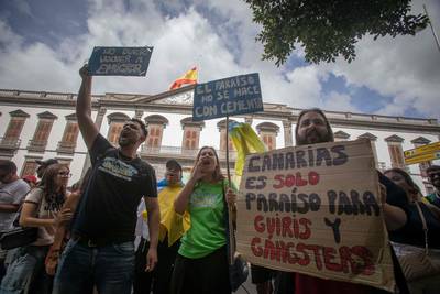Aux îles Canaries, des dizaines de milliers d’habitants protestent contre le tourisme de masse