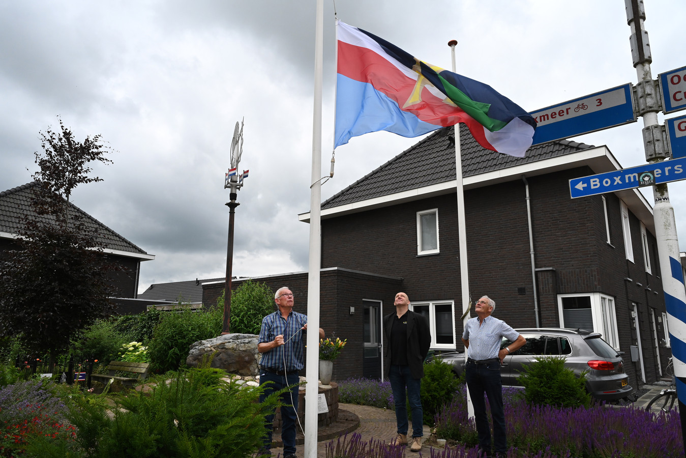 René Nouwen hijst de vlag bij het Pinpoint monument.
