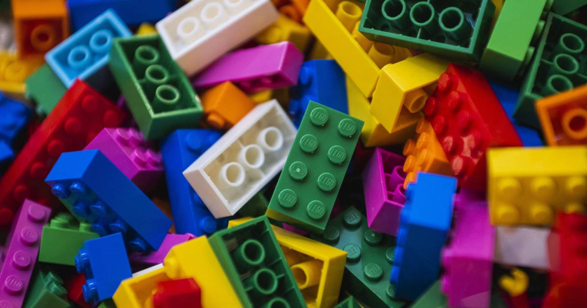 Hoe vervuilend zijn legoblokjes eigenlijk? ‘Ze gaan van generatie op generatie mee’ | Economie