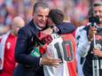 Dennis te Kloese omarmt Orkun Kökçü na de kampioenswedstrijd van Feyenoord.