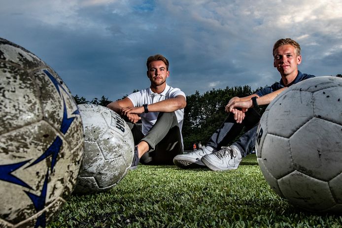 Daan Jalving (wit shirt) en Stefan Dijkink gaan hun eigen voetbalschool beginnen.