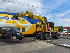 Autowrak weggehaald na botsing met trein in Bergen op Zoom