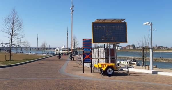 Boetes uitgeschreven op te drukke Nijmeegse Waalkade | Nijmegen - De Gelderlander