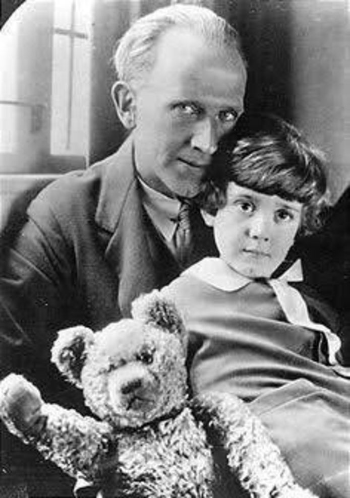 A.A Milne, zijn zoon Christopher Robin en diens teddybeer Winnie de Poeh.