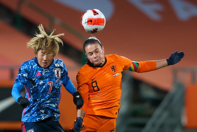 Rin Sumida in duel met Sherida Spitse.
