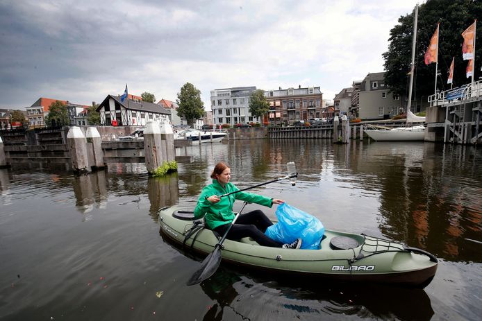Annelieke Haubrich demonstreert bij de start van het initiatief hoe het vuilvissen in de Lingehaven in zijn werk gaat.