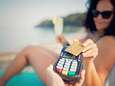 Welke bankkaart gebruik je best op vakantie? En is betalen met QR-code goedkoper? “Geld afhalen met de creditcard kan tot 15 euro extra kosten”	