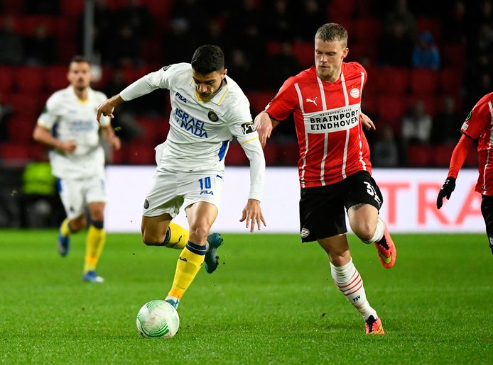 Philipp Max deed als centrale verdediger zijn ding tegen Maccabi Tel Aviv en koesterde de nul met PSV.
