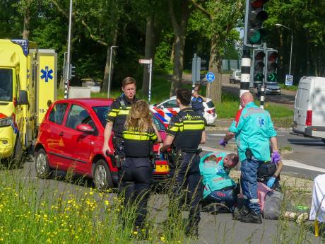 Auto knalt op fietser op Mijlweg in Dordrecht, een persoon naar ziekenhuis gebracht