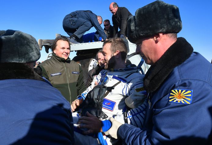 Regisseur Klim Shipenko zondag vlak na de landing op de aarde.