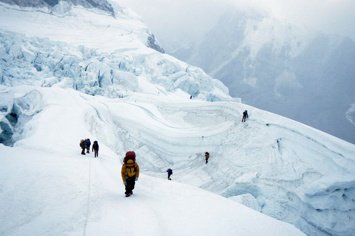 Klimmers en sherpa's in de Himalaya