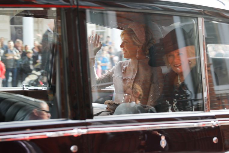 Koningin Maxima in de auto samen met Hertogin van Cornwall Camilla. Beeld AFP