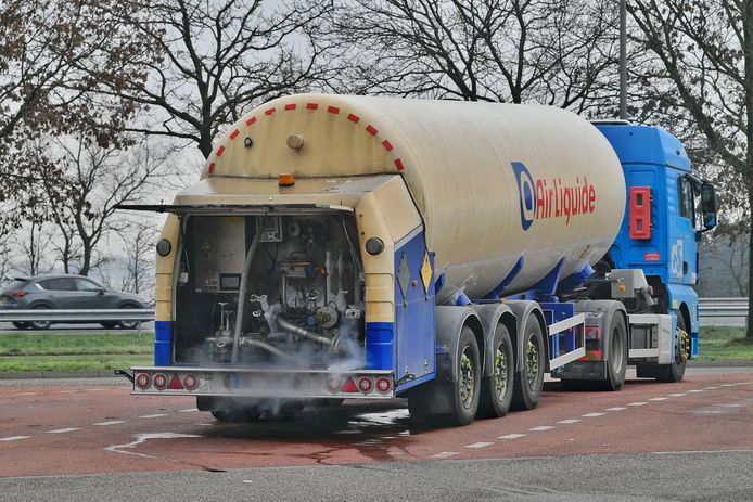 Tankwagen lekt zuurstof op een parkeerterrein bij Maarheeze.