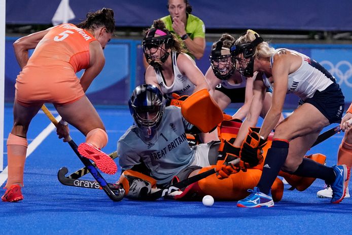 De Britse keepster Claire Hinch voorkomt dat Malou Pheninckx kan scoren.