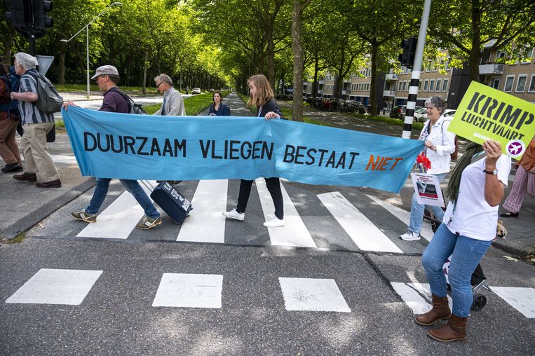 Fossielvrij NL en Reclame Fossielvrij tijdens hun mars naar de rechtbank van Amsterdam. Beeld ANP