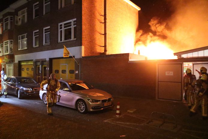 Door de schuurbrand moesten meerdere woningen tijdelijk ontruimd worden.