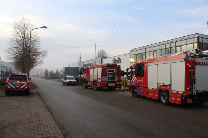 Drie brandweerwagens spoedden zich naar het textielbedrijf in Apeldoorn.