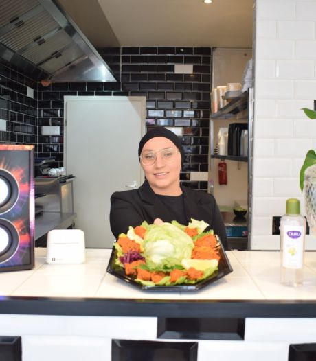 Bredase Aleyna (23) runt eigen afhaalrestaurant: 'Onze Turkse gerechten zijn uniek in Breda'