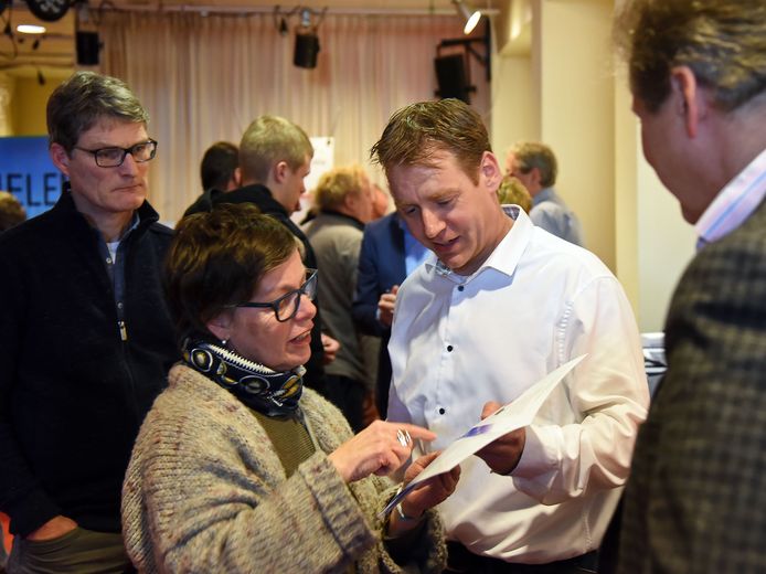 Sam Verstraete (midden) van EnergieAnders geeft uitleg over het plaatsen van een warmtepomp.