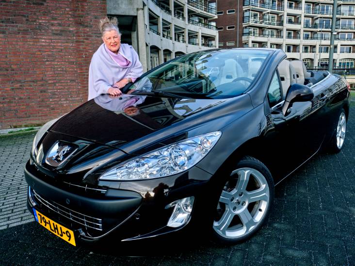 Yvonne droomde een eeuwigheid van een cabriolet, nu heeft ze ‘m: ‘Deze kan tegen een stootje, belangrijk’