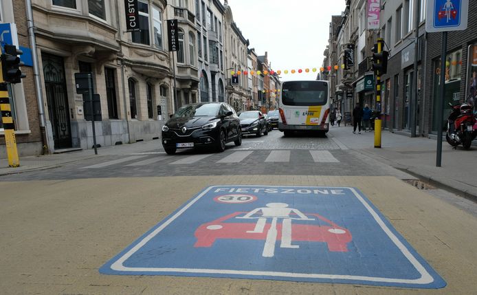 Het begin van de fietszone in de Antwerpsestraat.