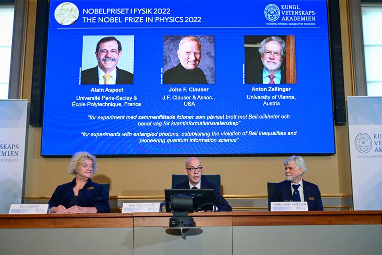 In het midden Hans Tellegren, secretaris van de Koninklijke Zweedse Academie van Wetenschappen bij de bekendmaking van de prijs voor Alain Aspect, John Clauser en Anton Zeilinger.  Beeld AP