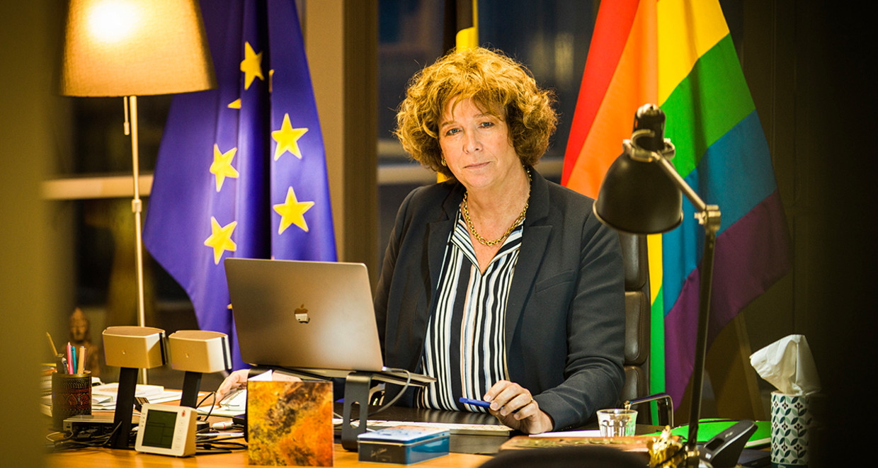 Petra De Sutter: ‘Na een stevig diner in het weekend heb ik soms vijf dagen nodig om mijn gewicht weer op peil te krijgen. Ik weeg me elke dag. Ik vind dat ik te veel weeg, maar het is bijzonder moeilijk om daar iets aan te doen. Beeld Johan Jacobs