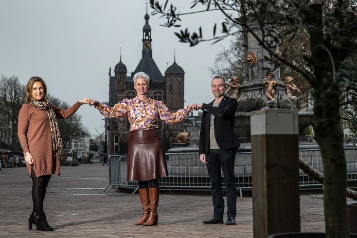 Deventer krijgt een netwerk om de mentale gezondheid te verbeteren dankzij een bundeling van krachten in deze gemeente: (vlnr) Lori van Egmond (Vriendendiensten Deventer), Margriet Wiedemeyer, directeur Dimence, en wethouder Rob de Geest.