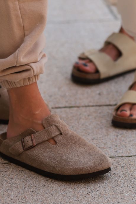 Les Birkenstocks, plus branchées que jamais et confortables: mais sont-elles saines pour nos pieds?
