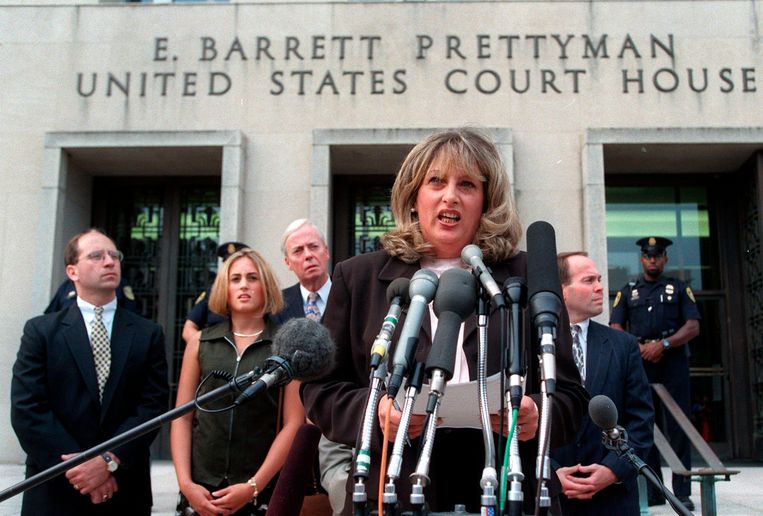 Linda Tripp praat met de pers nadat zij in juli 1998 heeft getuigd voor een jury in Washington over de affaire van president Clinton met Witte Huis-stagiair Monica Lewinsky. Beeld AP