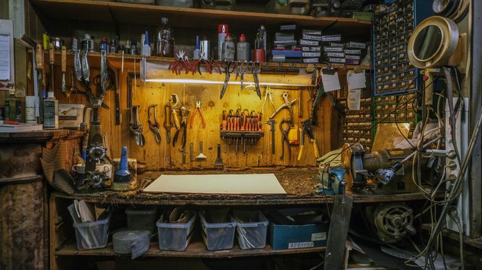 Na een lange loopbaan van 60 jaar als schoenmaker sluit Noël Goethals uit Bissegem vandaag definitief de deuren van zijn zaak. De 60 jaren zijn voorbij gevlogen, de tijd binnenin zijn zaak lijkt wel te hebben stil gestaan.